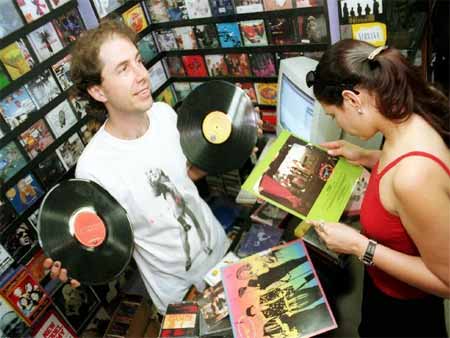André posa com vinis na Velvet CDs para uma reportagem