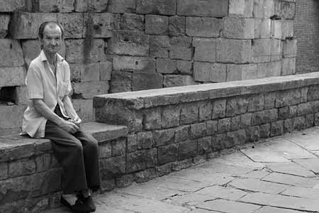 Um senhor no Barri Gotic, em Barcelona