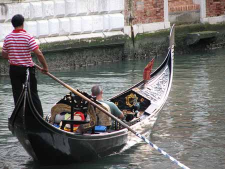 Um passeio de gondola em Veneza custa 100 euros a hora