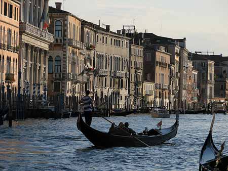 Uma gondola na paisagem de tirar fôlego de Veneza