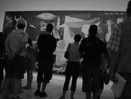 Uma multidão admira o “Guernica” de Pablo Picasso
