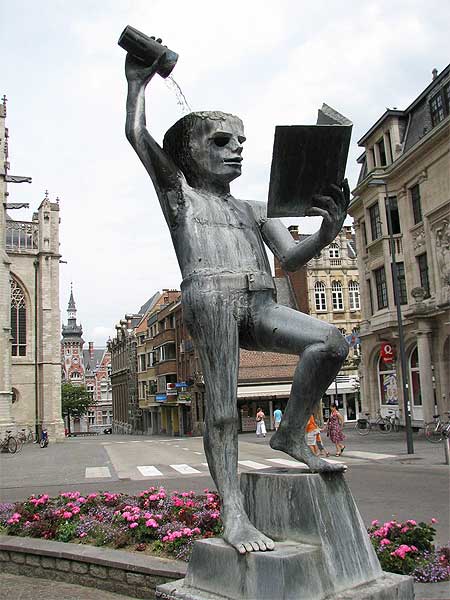Agora é melhor esfriar a cabeça como essa estátua em Leuven, na Bélgica