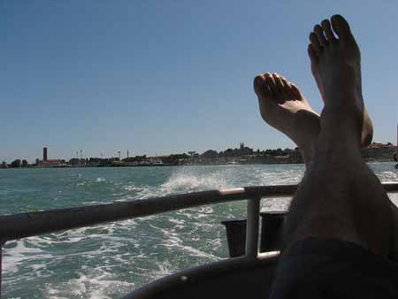 De pés ao vento no Grande Canal de Veneza