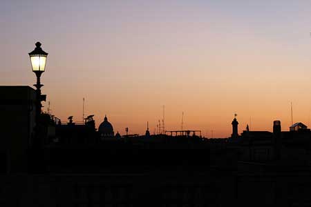 O por-do-sol na Piazza Quirinale em Roma
