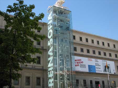 Fachada do Museu Reina Sofia em Madri