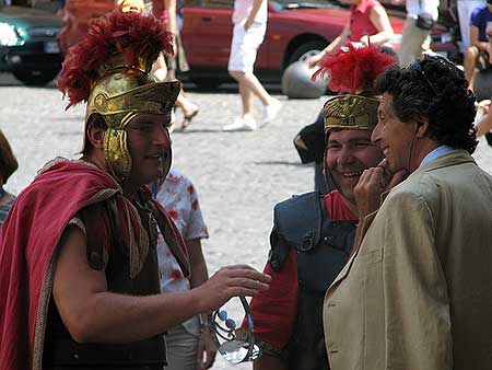 Romanos na frente do Pantheon em Roma