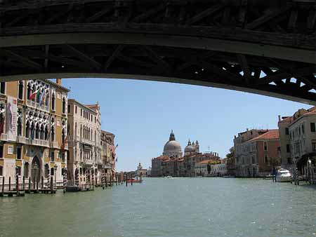 Por baixo de uma ponte em Veneza